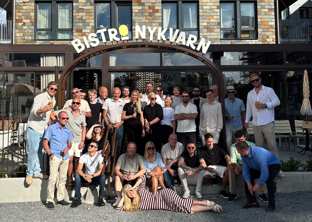 Gänget i PS Nordic Group utanför Bistro Nykvarn